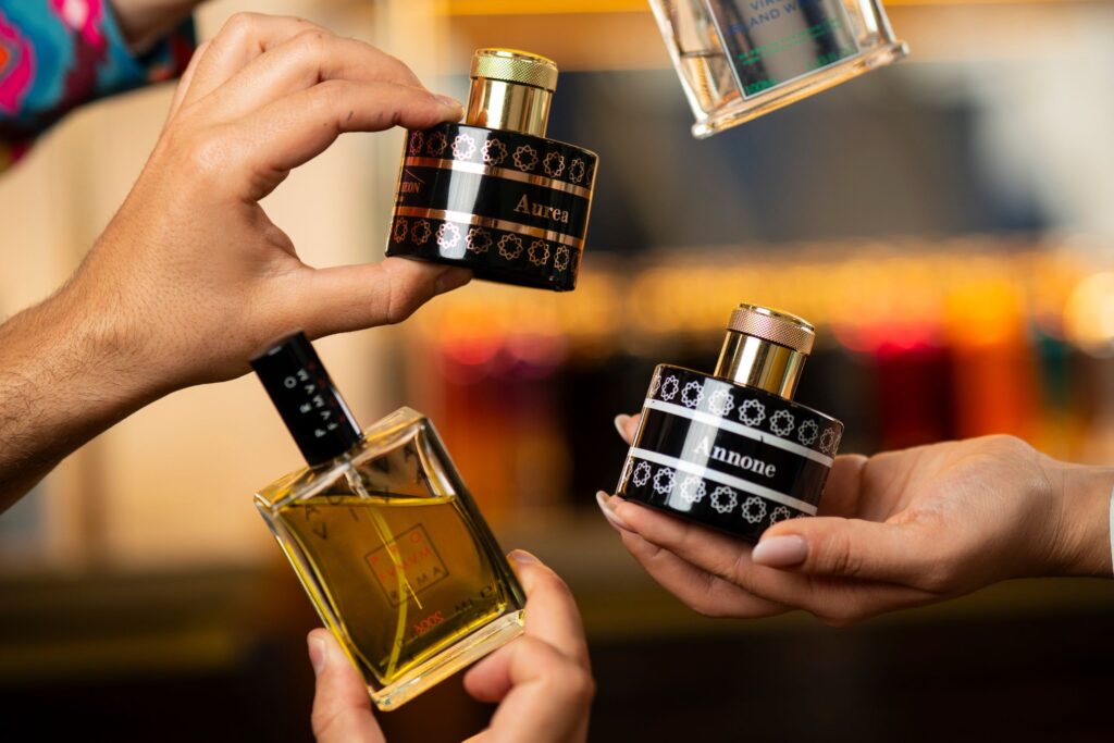 Easter Gift Guide | I 4 Migliori Profumi Regalo per Pasqua, mani tengono flaconi esposizione