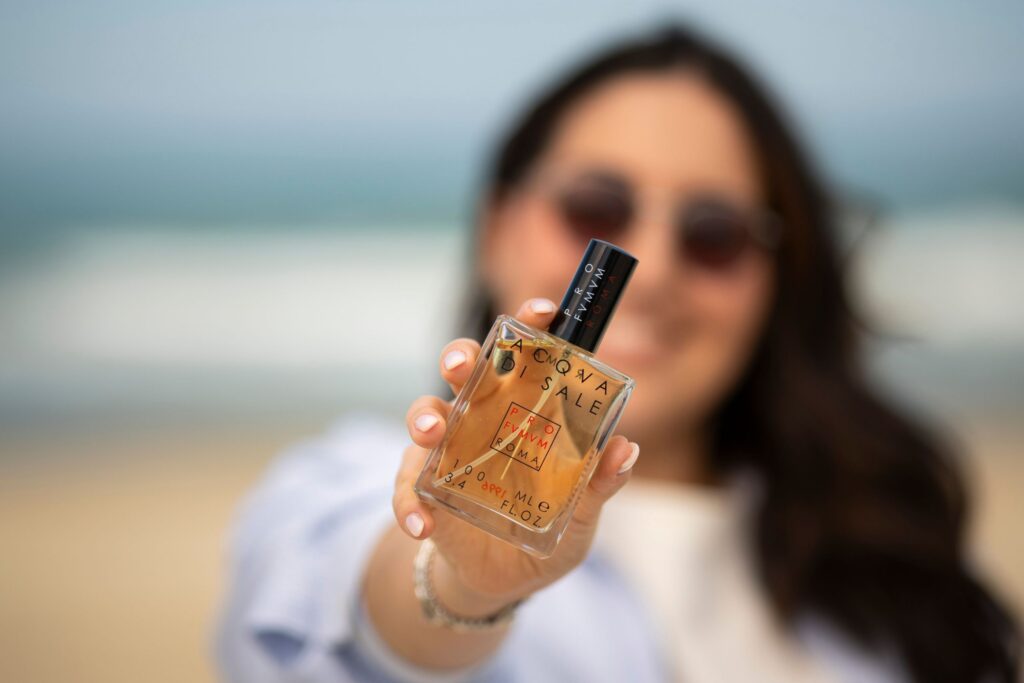 Acqua di Sale Profumum Roma | L'Essenza che Cattura il Mare profumo flacone donna in spiaggia