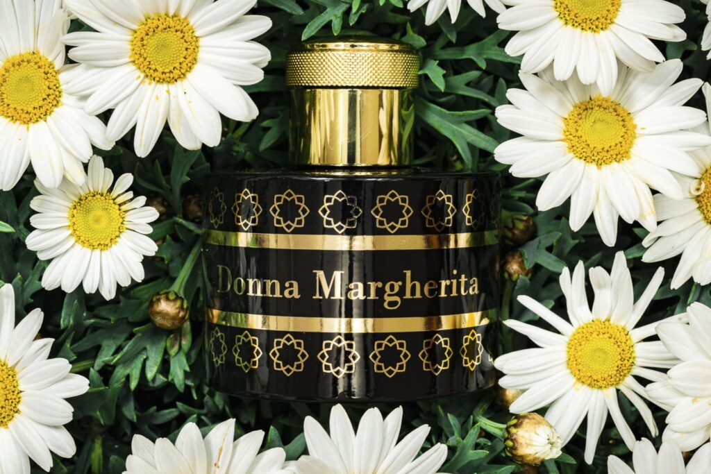 Donna Margherita Pantheon | Recensione del Profumo Eleganza Italiana flacone profumo con margherite fiori