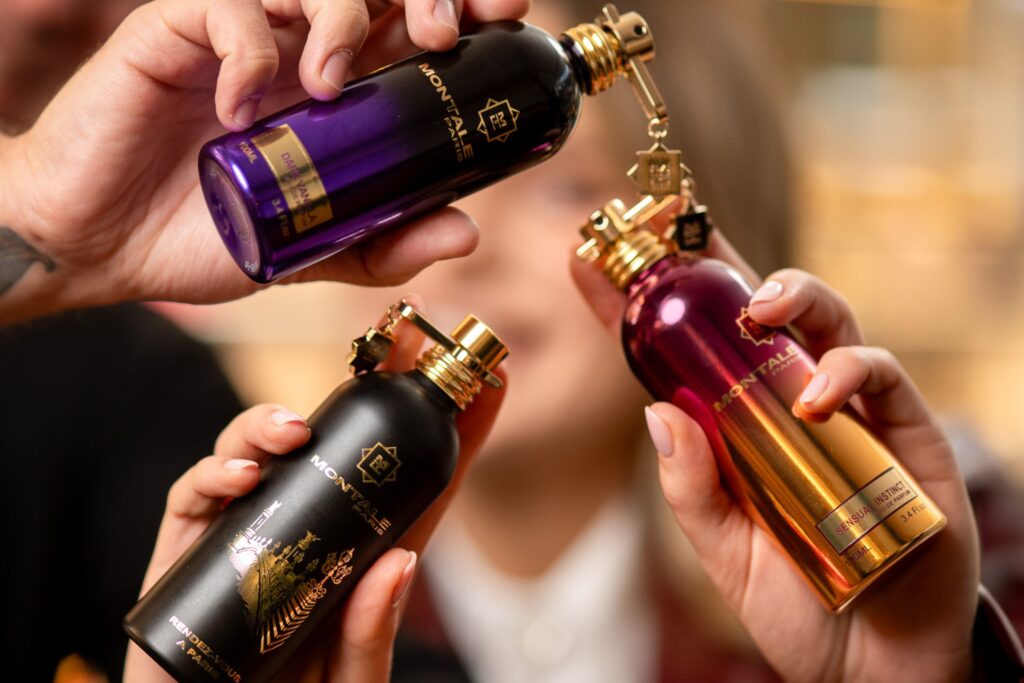Dove Comprare Profumi Montale Online? Guida agli Acquisti Sicuri flaconi profumi montale in mani