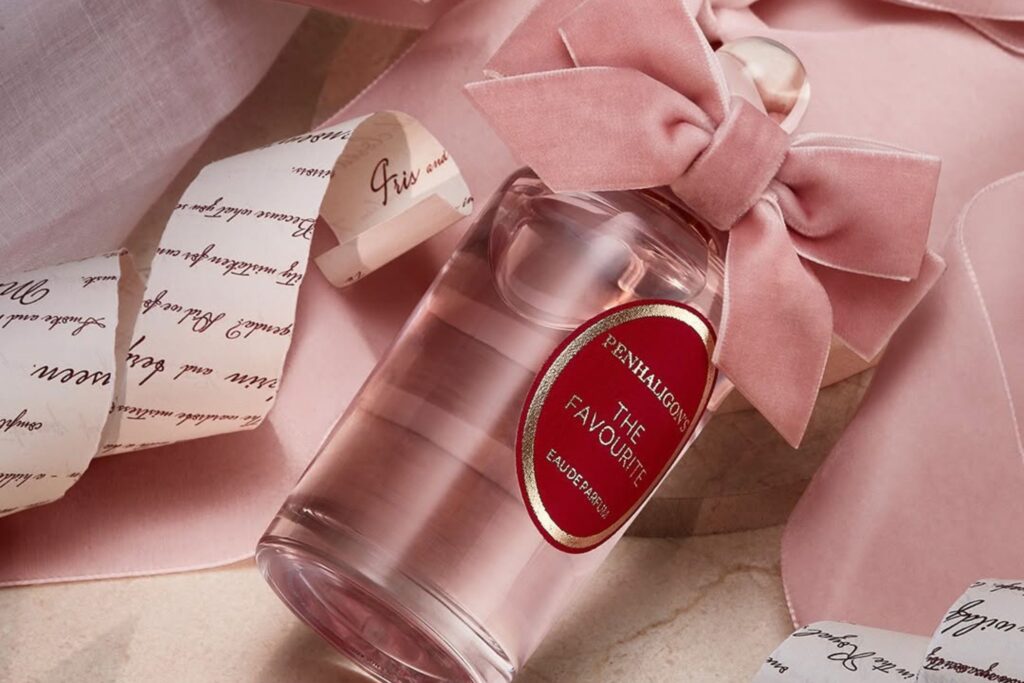 Mamma e Profumi | I Migliori Regali per la Festa della Mamma
flacone fiocco rosa the favourite