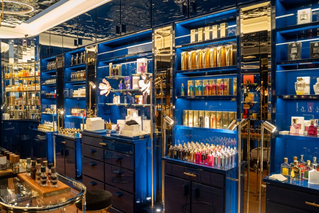 Scopri i migliori profumi unisex 2025: Così Blu, Lamar, Royal Oud e Beyond The Pashun Summit. Fragranze di nicchia senza genere per un'eleganza senza confini.