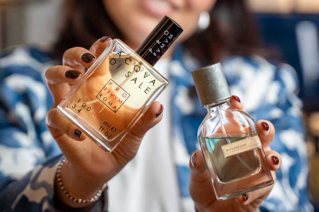 profumi per la spiaggia flacone profumo acqua di sale in mano a donna