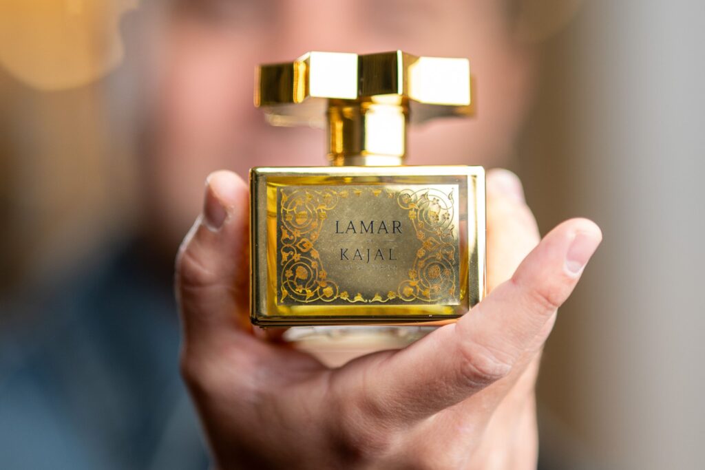 Lamar Kajal | Recensione del Profumo che Incanta l'Estate. Cosa sapere sul profumo Lamar di Kajal: ecco la recensione del profumo che incanta l'estate. Composizione olfattiva e consigli per l'uso.