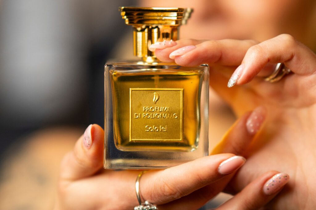 Flacone Solo Lei Profumo di Profumi di Polignano eau de parfum in mani da donna