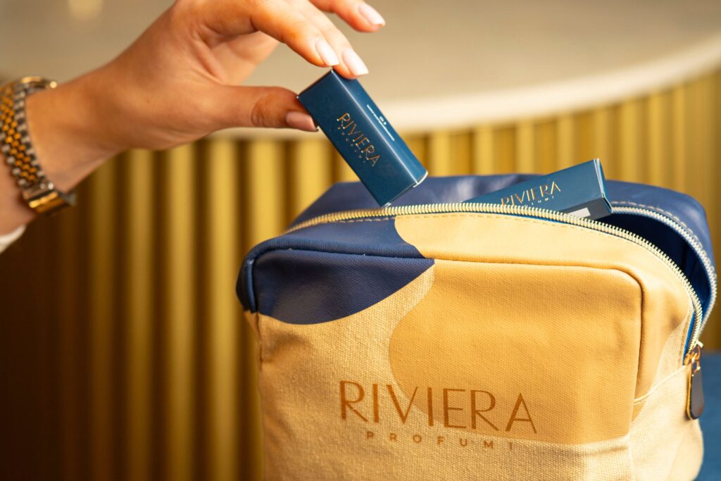 Cosa sono i profumi tester? Come ottenere dei campioncini omaggio? Ecco quando usare un campioncino e per cosa sono indicati. astuccio blu e dorato con campioncini profumi mano delicata