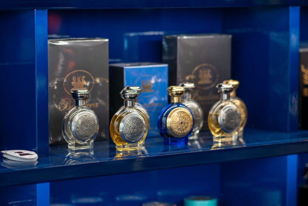 Profumo luogo Alcune fragranze raccontano la storia di un posto: ecco tre profumi luogo che immergono e ammaliano viaggi scoperti e da scoprire. 4 flaconi profumo rotondi sfondo blu