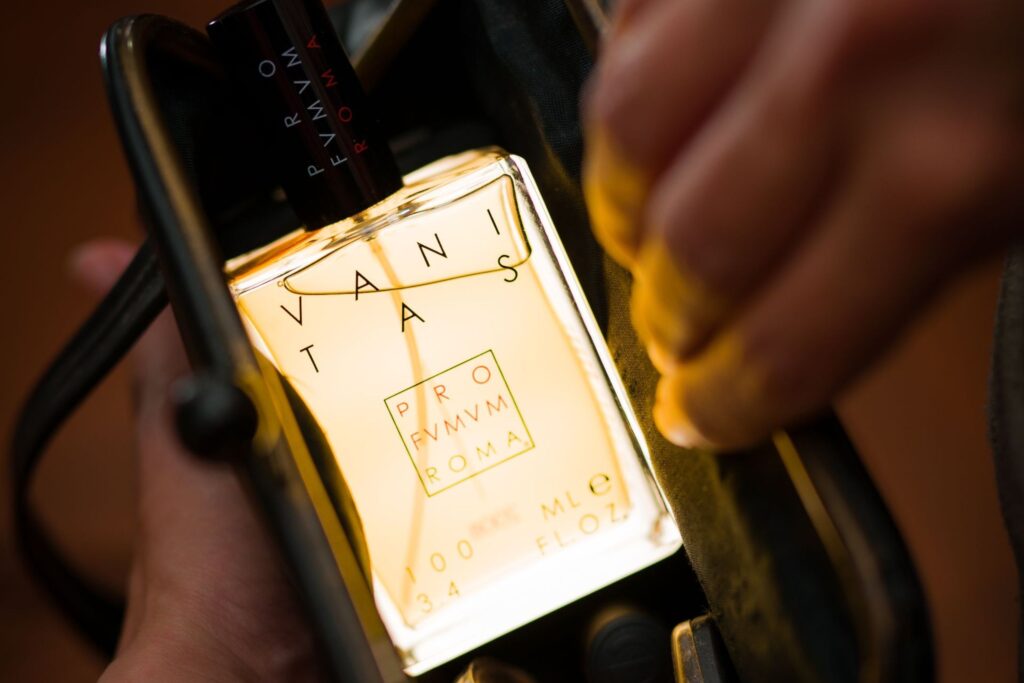 Ecco cosa sapere su uno dei migliori profumi alla Vaniglia in circolazione: Vanitas di Profumum Roma. Com'è composto, per chi è consigliato? vanitas profumum roma flacone bianco profumo
