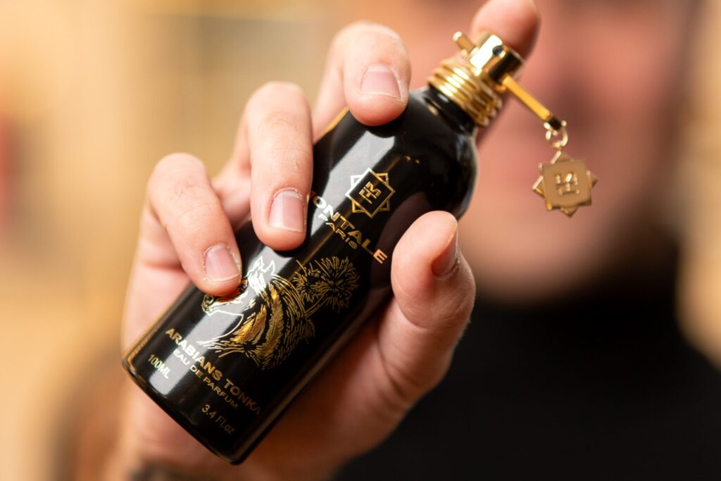 profumo nero flacone montale arabians tonka in mano