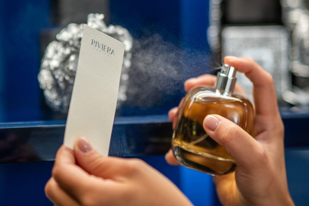 Come scegliere un profumo di nicchia? Mano che spruzza su carta tester profumo. Ecco come orientarsi e quali caratteristiche osservare tra le migliori fragranze del momento.
