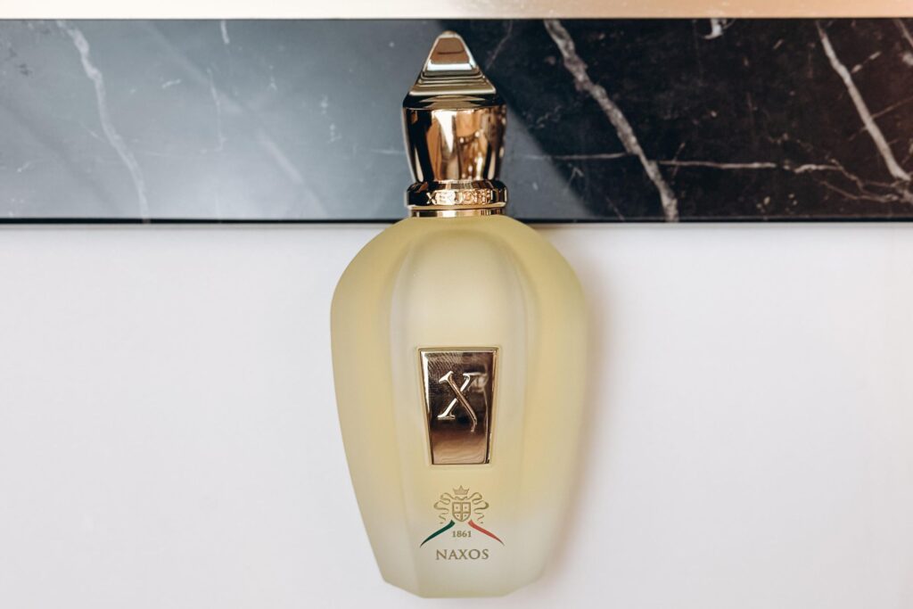 flacone profumo naxos di xerjoff giallo beige chiaro Quali sono i migliori profumi al limone per passare un'estate fresca, elegante e mai pesante? Scopriamolo insieme con questa selezione.