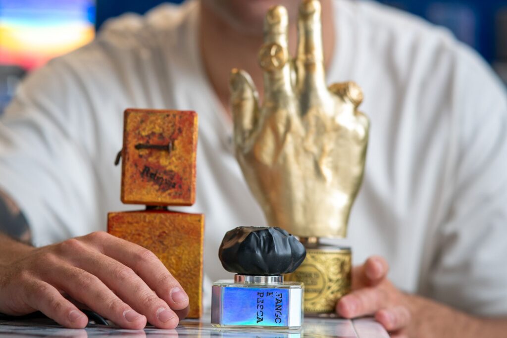 Profumo Reliquia, Lavs, Io non ho mani. Chi è il profumiere Filippo Sorcinelli? Ecco cosa sapere su questa innovativa casa profumiera tra mistico, sacro e terreno.