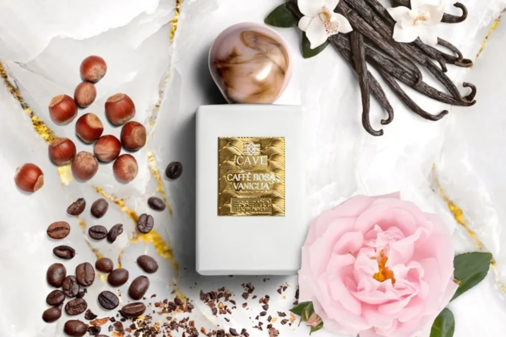 caffè rosa vaniglia profumo, profumo cave, flacone bianco oro profumo, fiori, bacchè, chicchi di caffè, rosa