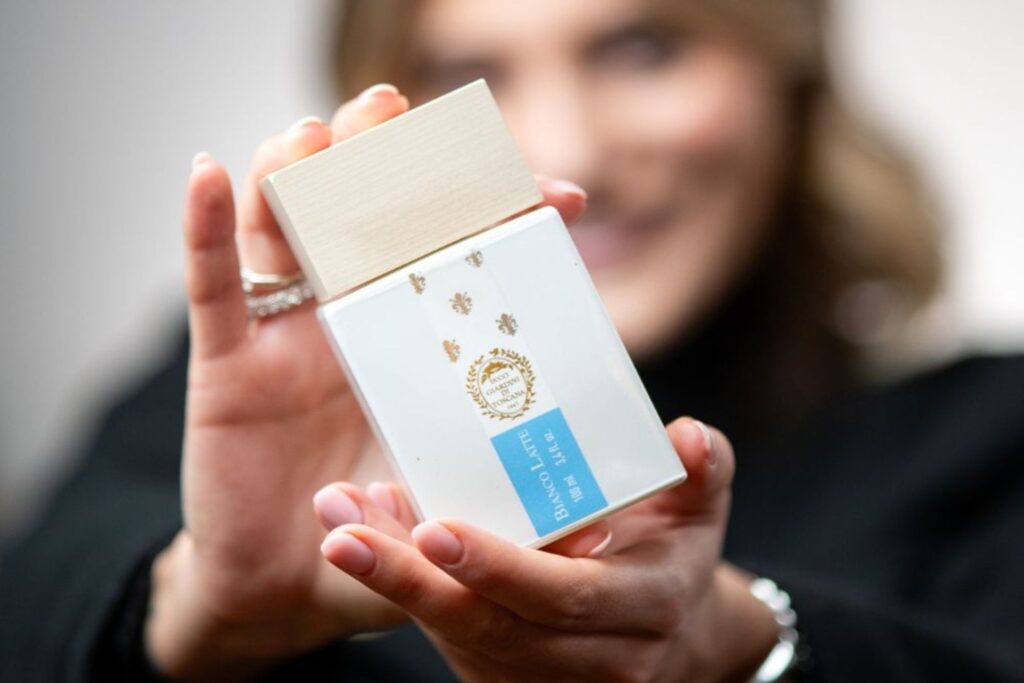 profumo bianco latte, bianco latte di giardini di toscana, donna flacone profumo, flacone bianco latte,