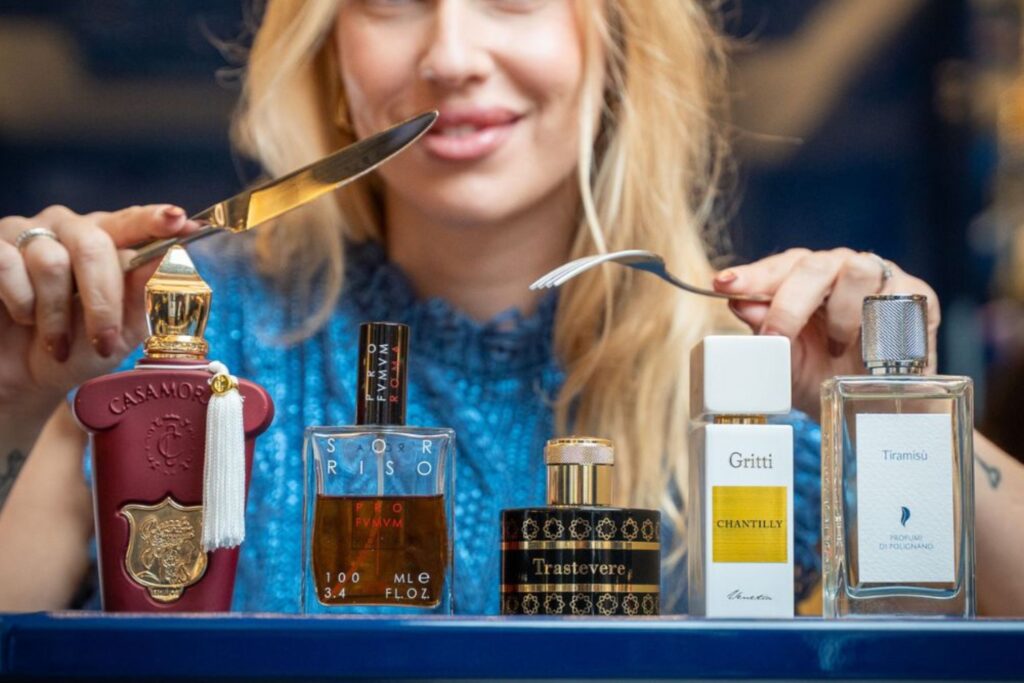 donna con posate, profumi alla vaniglia, profumi da donna, profumi donna vaniglia, flaconi profumi, profumi gourmand