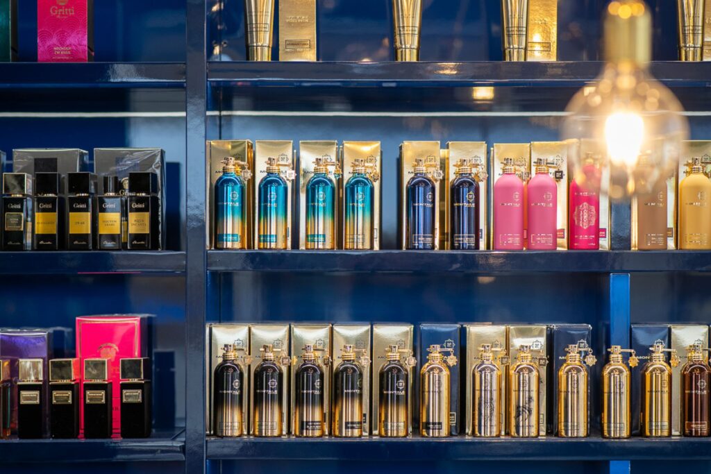 guida profumi, montale, profumi montale, guida profumo, quale montale scegliere, storia, tipi montale profumo, comprare montale online, flaconi profumo montale, mensola, flaconi, profumeria,