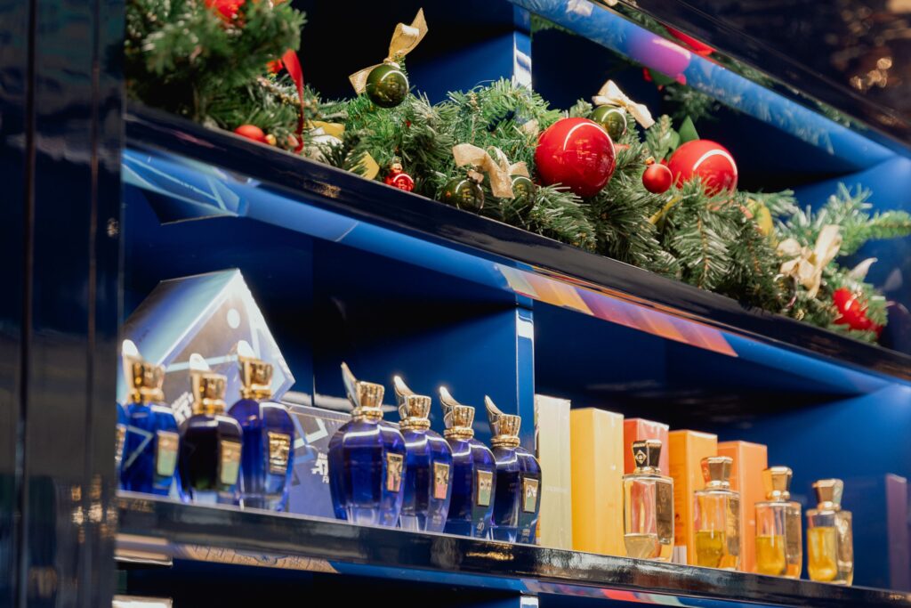 idee regalo profumi, profumo regalo, idea regalo, natale, profumo natale, idee regalo natale, regalo natale profumo, flaconi profumo, decorazione natalizia, scaffale profumeria,