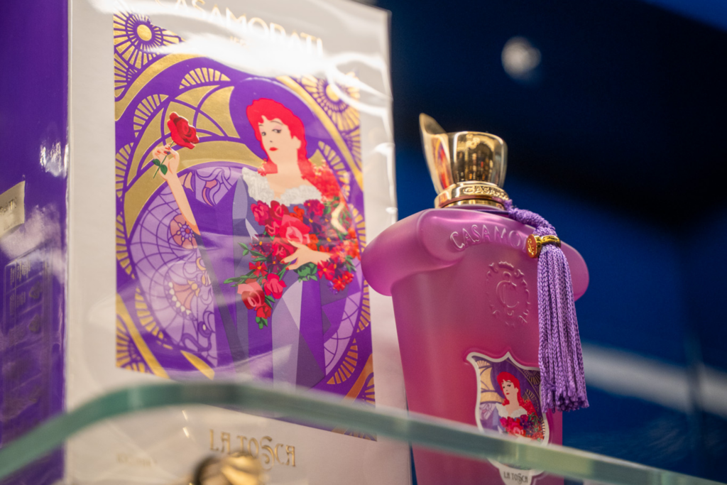 profumi al gelsomino, gelsomino, profumo, flacone rosa, illustrazione donna profumo, viola flacone profumo, profumo al gelsomino,