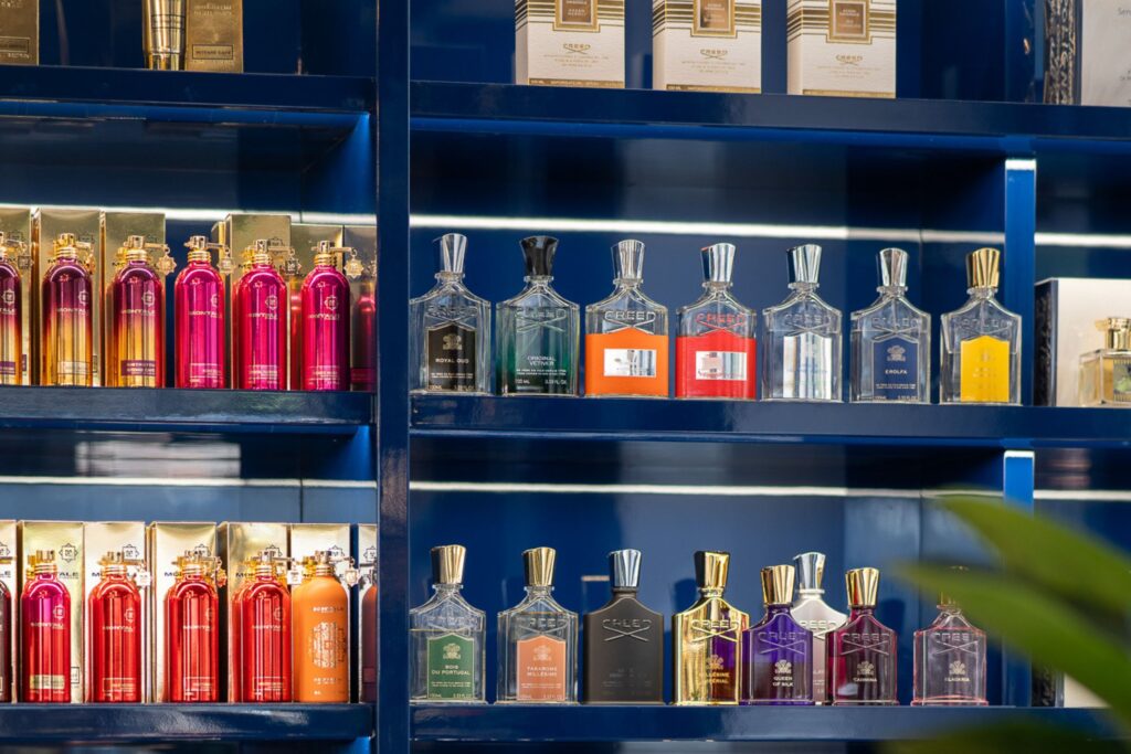 qual è il profumo di nicchia più venduto, scaffali profumeria, profumi, profumi di nicchia, flaconi profumi, mensola,