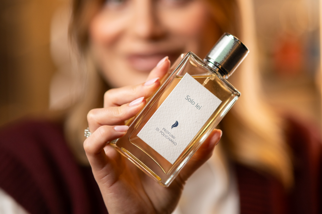 solo lei, profumo solo lei, profumi di polignano, solo lei di profumi di polignano, mano di donna, mano tiene flacone profumo, flacone solo lei profumo, flacone trasparente, tappo argentato, donna profumo,