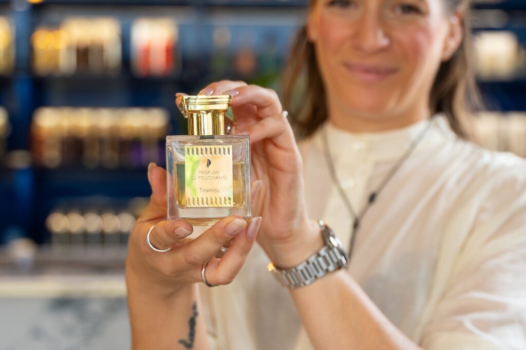 note di testa, note di cuore, note di fondo, profumo note, note struttura profumo, piramide olfattiva, note di testa cuore fondo, flacone profumo, donna tiene profumo, solo lei, profumi di polignano, profumeria,