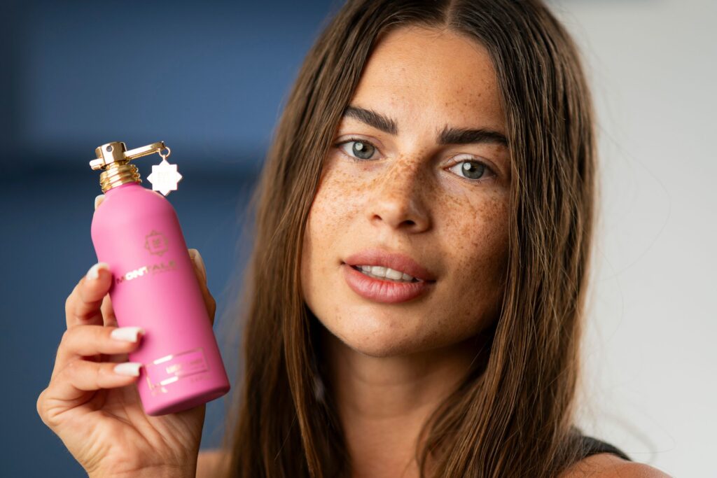 migliori profumi, profumi montale, profumi donna montale, migliori profumi donna montale, donna con profumo montale, flacone profumo, flacone rosa, donna bella,