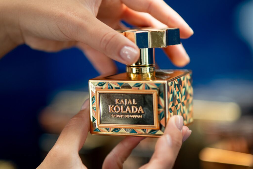 profumo kajal, kolada kajal, profumo kolada, flacone profumo, mani tengono flacone, profumeria, profumeria riviera, profumeria di nicchia, profumeria artistica, profumi fruttati,