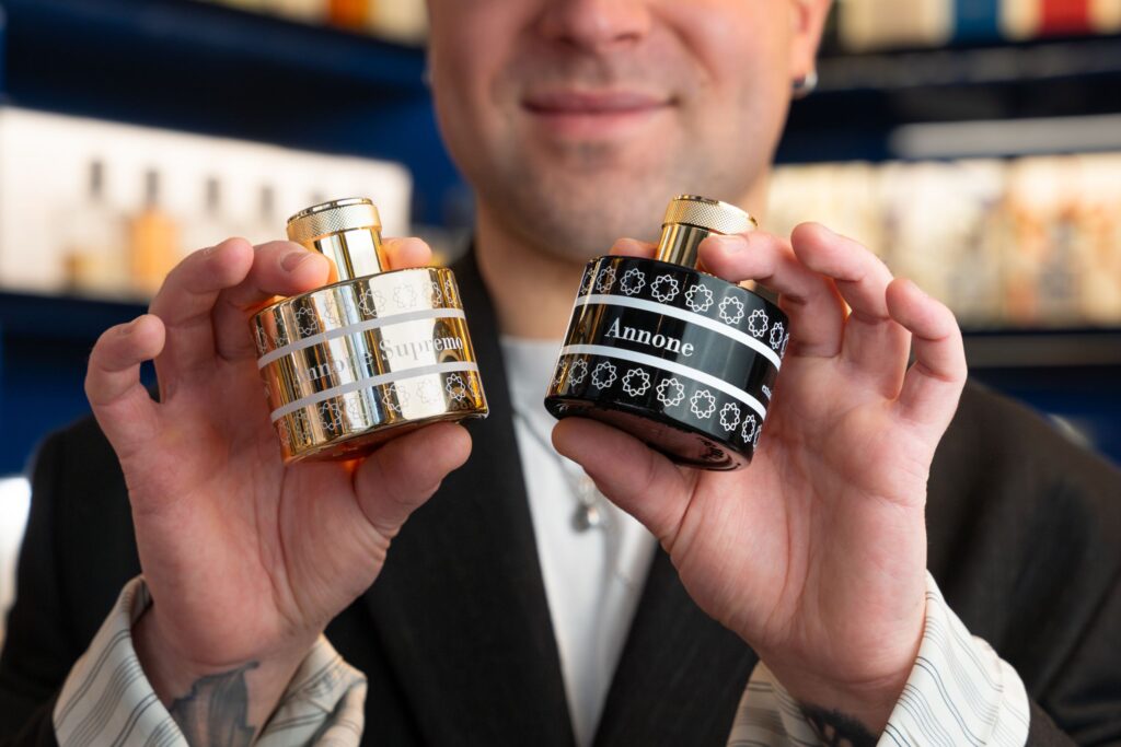 annone, annone supremo, profumo annone, profumi, pantheon roma profumo, flaconi profumo, flacone, flacone annone, flacone annone supremo, uomo, profumeria, riviera profumi, mani uomo,