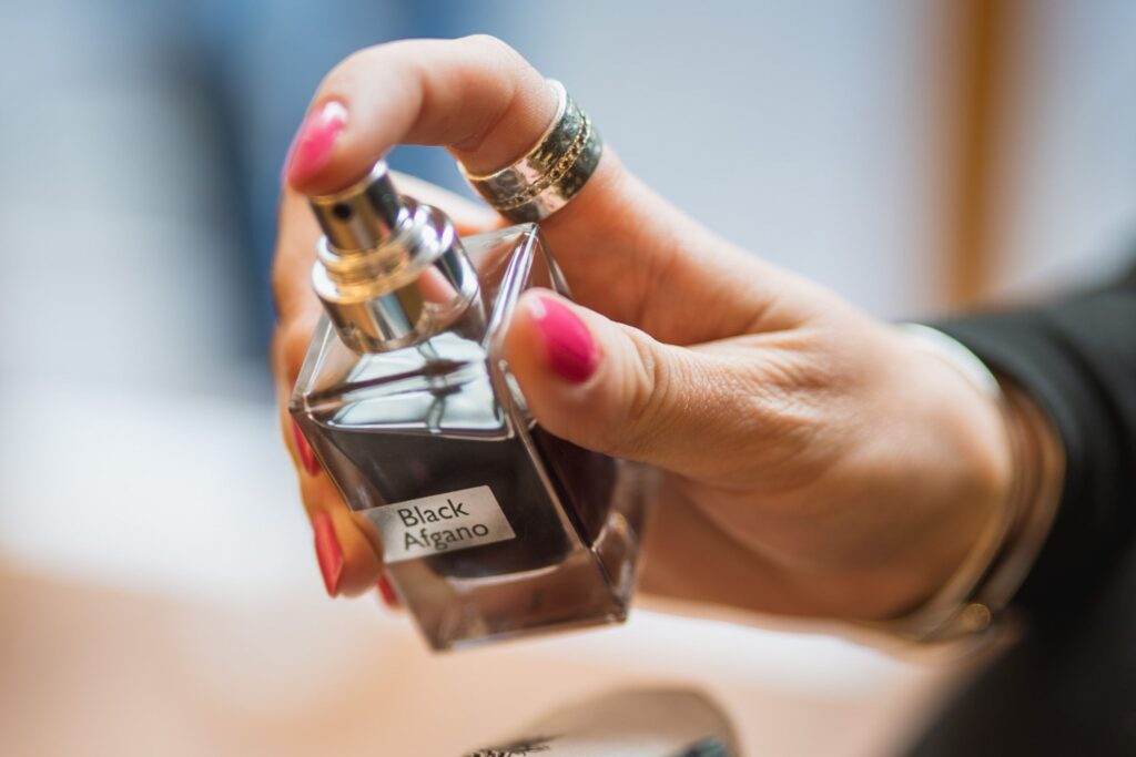 black afgano, black afgano nasomatto, mano, donna, smalto, flaocne profumo, profumo nasomatto, profumo black afgano,