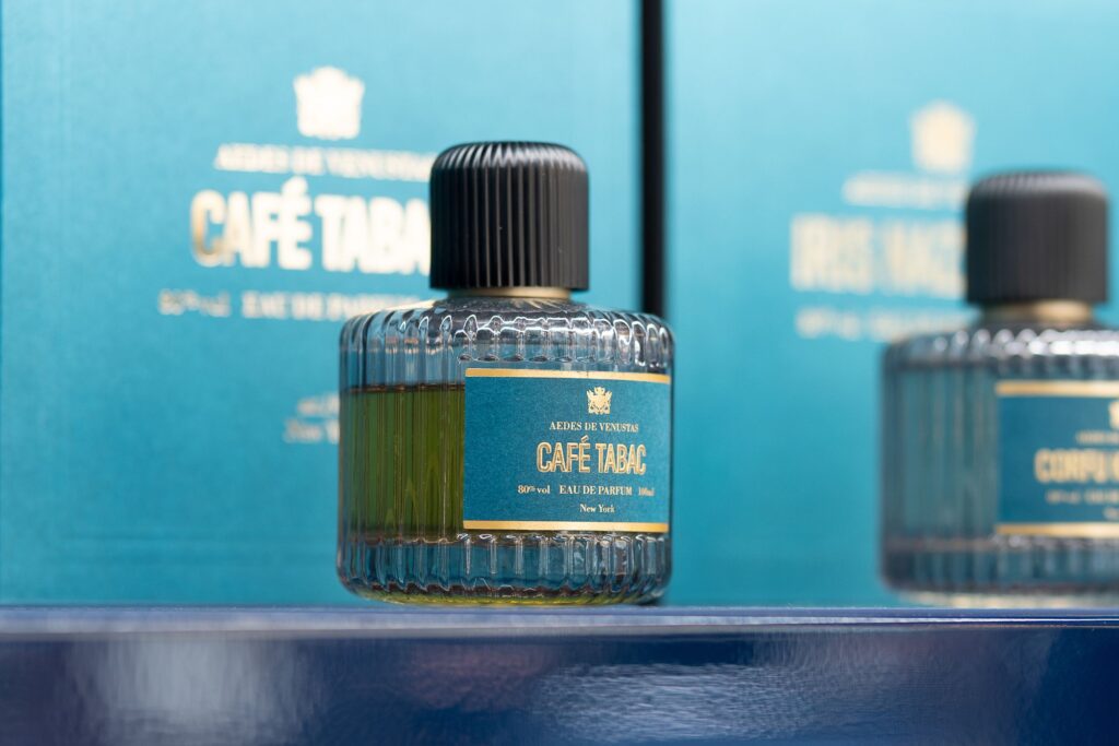 cafe tabac, profumo cafe tabac, aedes de venustas profumo, cafe tabac aedes de venustas, profumi speziati, note speziate, flacone profumo,