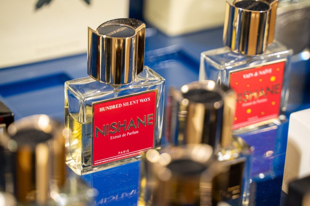 hundred silent ways, profumo hundred silent ways, nishane, profumo nishane, nishane hundred silent ways, flaconi profumo, profumeria, scaffale blu, boccetta profumo,