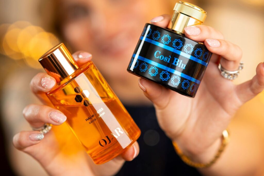 layering, layering profumi, profumo, profumi insieme, flaconi profumo, mani, donna, profumeria, riviera profumi, profumi da donna, profumi uniti, come unire profumi, layering di profumi,