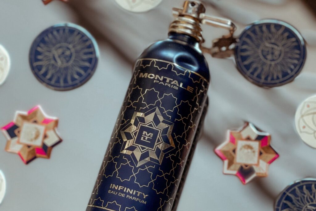montale profumo, infinity, infinity montale, eau de parfum, recensione infinity profumo, profumi montale, montale, flacone blu, flacone profumo, profumeria, oud,