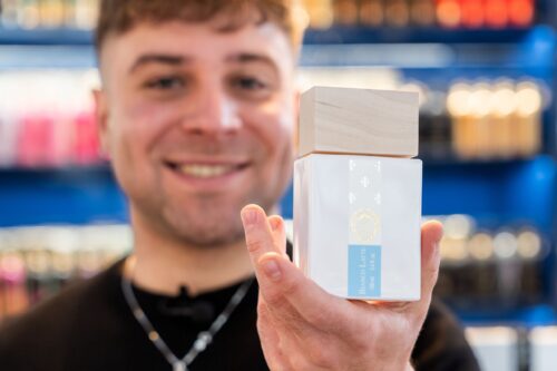 profumo, profumi gourmand, gourmand, profumi dolci, profumo bianco latte, bianco latte giardini di toscana, giardini di toscana profumo, profumi estivi, uomo, profumeria, uomo tiene profumo, flacone profumo,