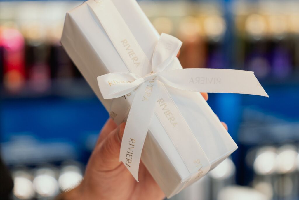 guida, guida profumo, profumi, regalare profumi, regalo profumo, profumi regalo, regalare, idee regalo, regalo festa della mamma, regalo natale, regalo laurea, regalo compleanno, regalo, fiocco, mano, profumeria,