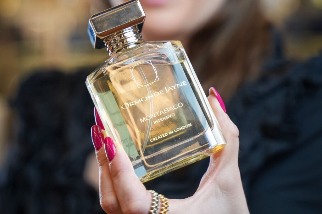 profumi uomo più seducenti, profumi seducenti, profumi uomo, profumi da uomo, profumi, seduzione, gentiluomo, profumo gentiluomo, ormonde man profumo, ormonde jayne profumi, flacone profumo, mano donna, profumeria, riviera profumi,