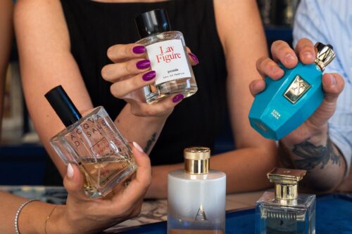migliori profumi estivi da uomo, profumi da uomo, profumi estate, profumi estivi, profumi estate uomo, profumi uomo estate, flaconi profumo, mani, profumeria, riviera profumi,