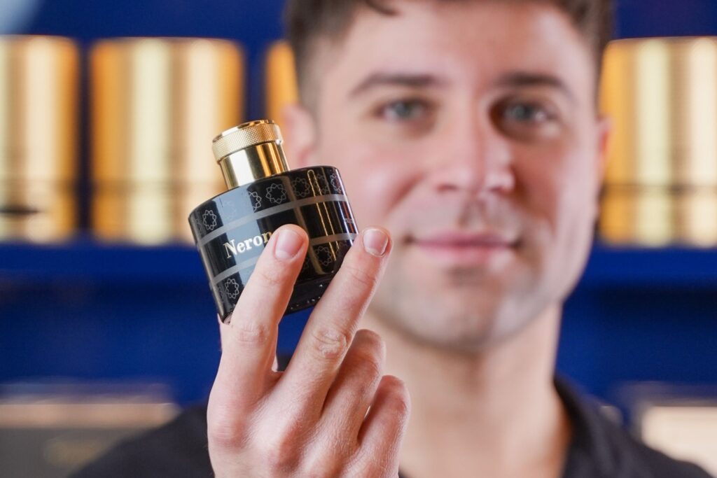nerone, profumo nerone, nerone pantheon roma, nerone profumo recensione, nerone recensione, recensione profumo, nerone pantheon roma recensione, ragazzo tiene profumo, flacone profumo,