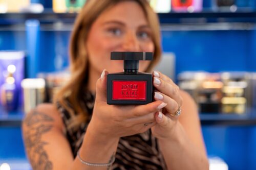 kajal, profumi kajal, flacone profumo, flacone kajal, profumeria, donna con profumo in mano, mani, profumo,